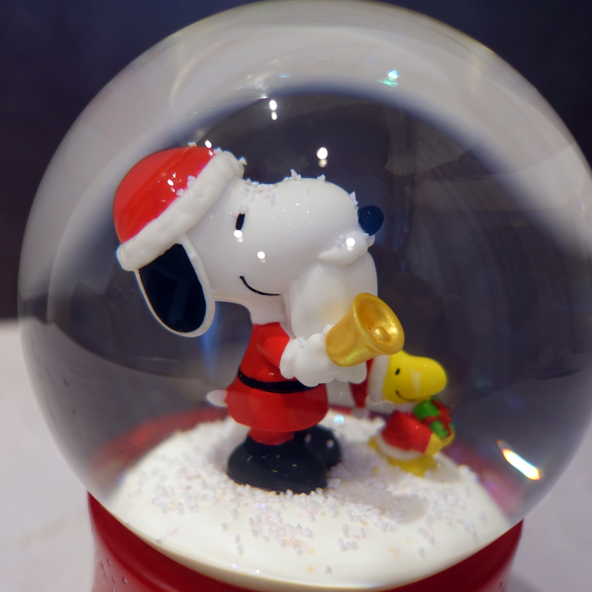 Palla Di Neve Musicale Red Truck Dog Treats Holiday - Camioncino Rosso Con Alberi, Resina E Metallo, 16.5 Cm